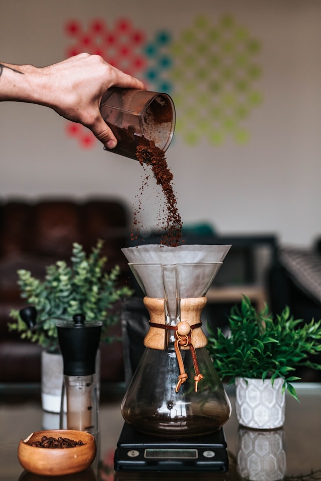 サーバーに注がれるコーヒー