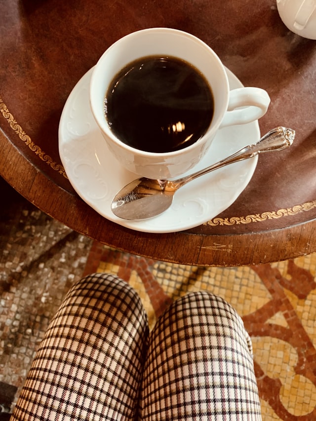 椅子の上のコーヒーカップと窓からの光