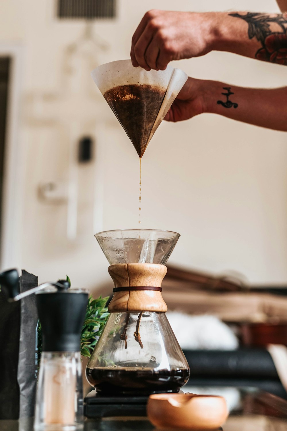 ネルドリップでコーヒーを淹れる店主の手元