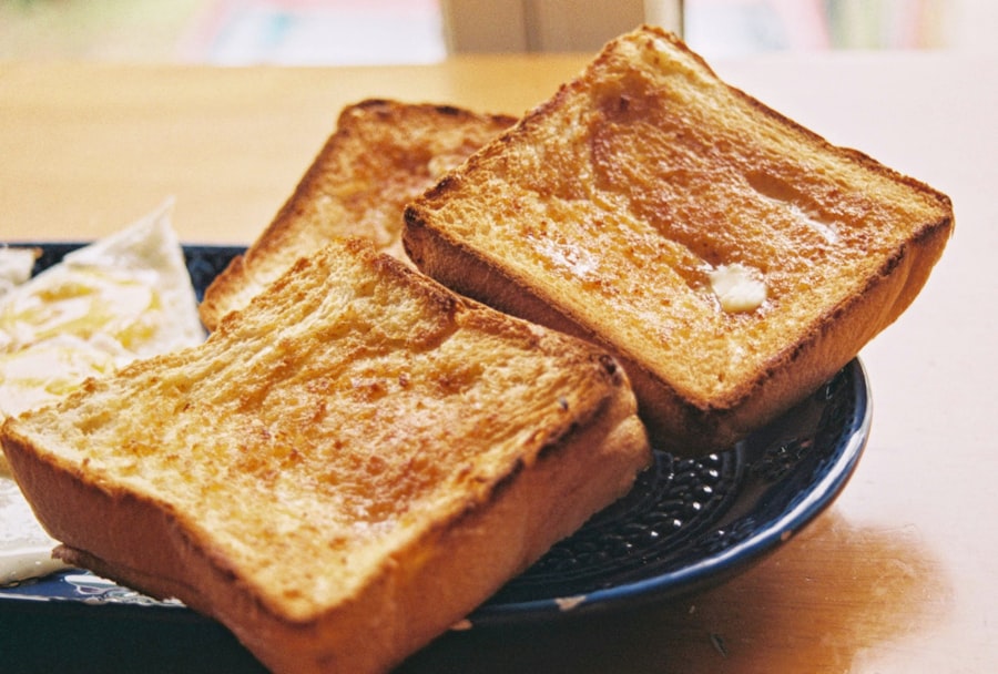 バターをのせた厚切りトースト